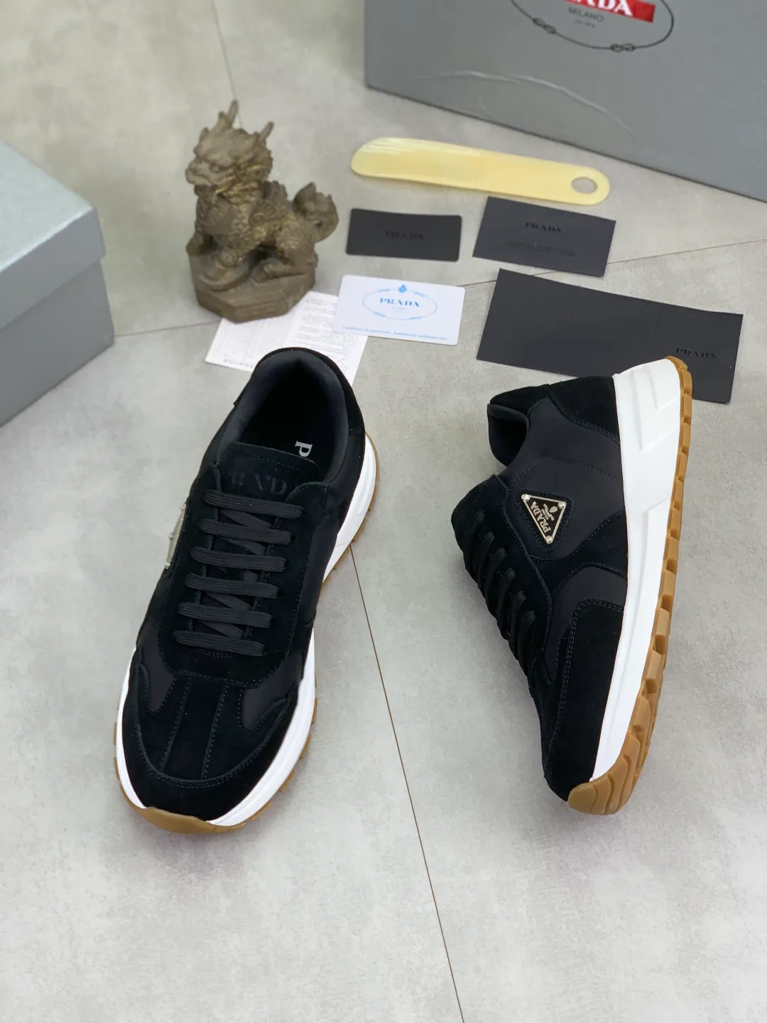 Men's shoes P560 💰 [New style] popular models are on the official website, 🆘 The trendy brand (Prada) mainly promotes popular models, avant-garde and versatile fashionable men's shoes private version mold opening, cowhide surface splicing 1:1.. Fashionable and simple, original imported cowhide lining cowhide feet; the atmosphere and personality are more fashionable, eye-catching and pursuing class. It will subvert the old ideas and be a must-have for fashionistas who want to spend time with you! Must keep it! Tall and comfortable, large and low, high-end quality workmanship. Code number: 38-44 (45 customized) 5️⃣ colors available.